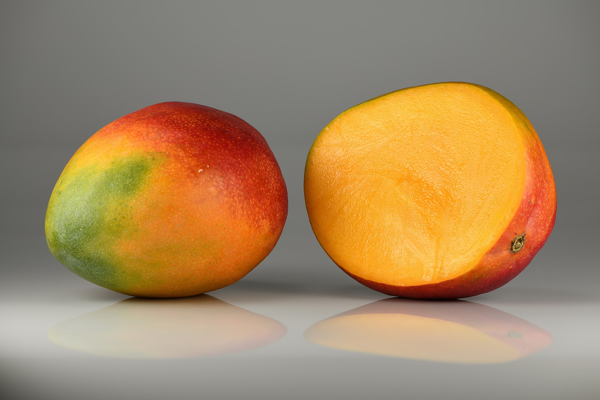 Manga inteira e cortada, polpa amarelo-laranja característica das cultivares de exportação